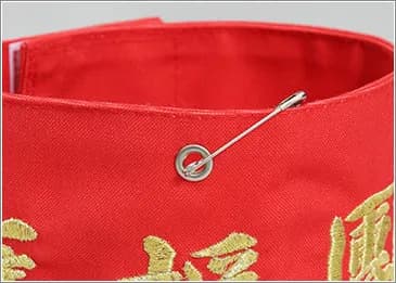 腕章の取り付け方は2種類 安全ピン加工(通常仕様、無料)